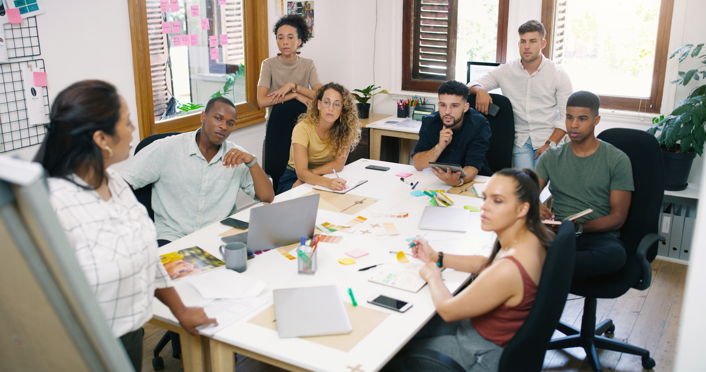 Grupo reunido para fazer o gerenciamento de projetos.