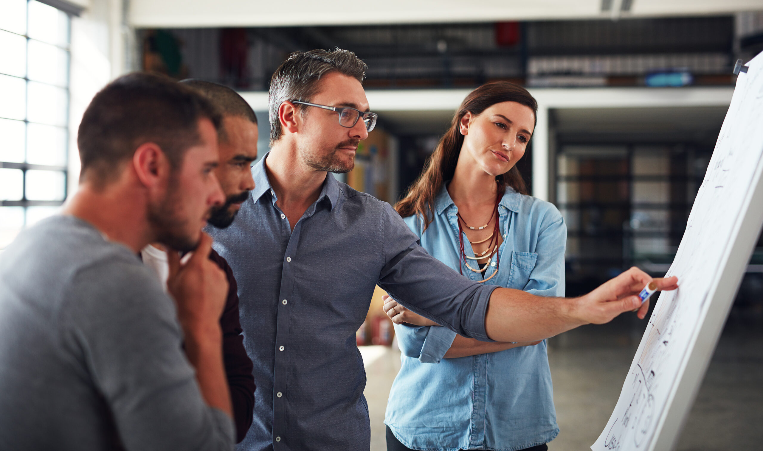 Pessoas conversando sobre a importância das soft skills no ambiente de trabalho.